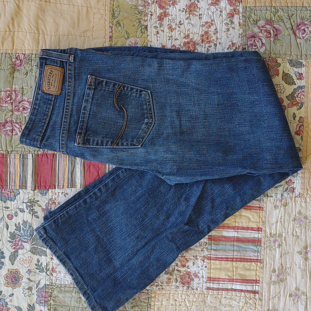 Levi's signature boot cut low rise Miss size 8 short.